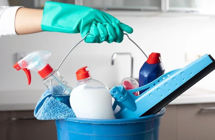 Putzmittel und -utensilien in Eimer